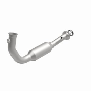 Jeep Liberty Catalytic Converter - Underbody - Magnaflow - California Grade CARB Compliant Direct-Fit - 2004