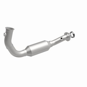 Jeep Liberty Catalytic Converter - Underbody - Magnaflow - California Grade CARB Compliant Direct-Fit - 2004