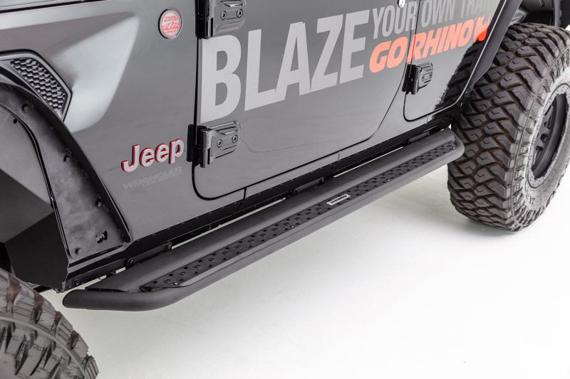 Jeep Wrangler JL SideSteps Complete Kit w/SideStep + Brkts - Go Rhino - Dominator Extreme DSS - Black - `18-`20